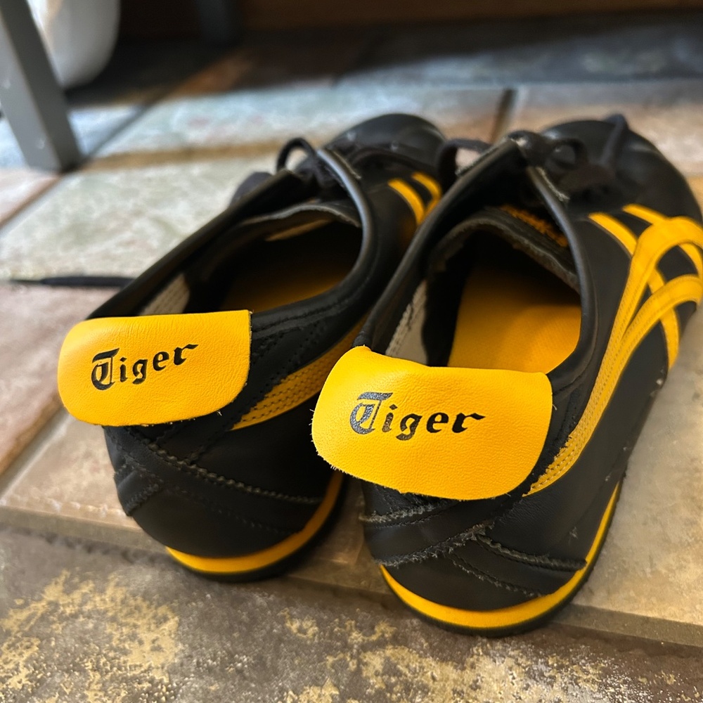 Onitsuka Tiger Shoes, Men's Size 12 - Black with yellow stripes - Picture 3 of 6